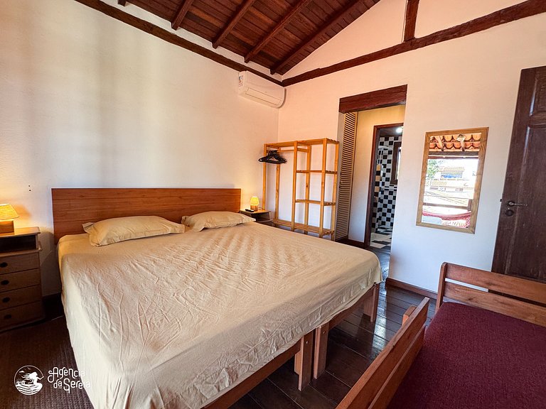 Casa c piscina e churrasqueira, 200m Praia Perequê