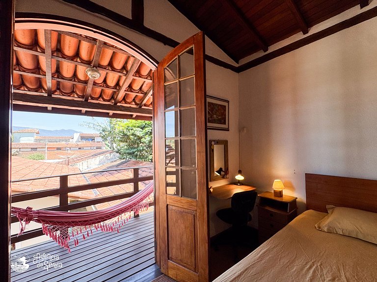 Casa c piscina e churrasqueira, 200m Praia Perequê