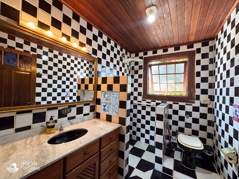 Casa c piscina e churrasqueira, 200m Praia Perequê