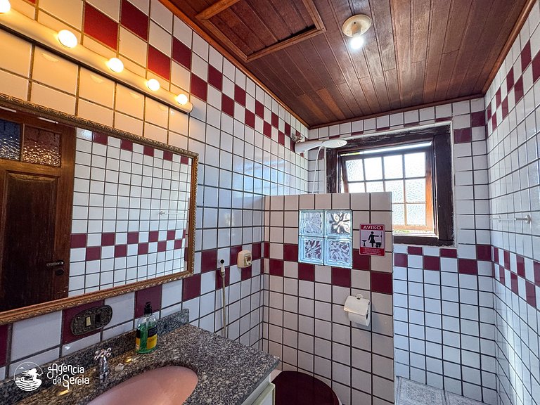 Casa c piscina e churrasqueira, 200m Praia Perequê