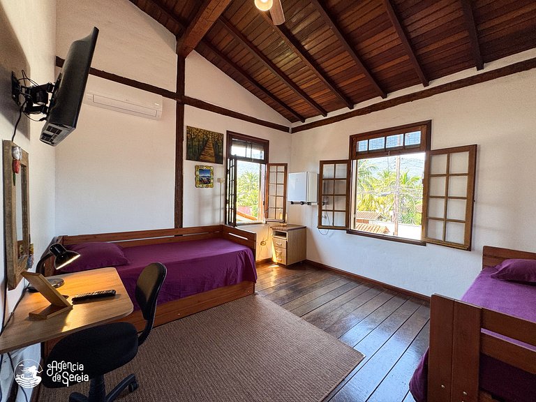 Casa c piscina e churrasqueira, 200m Praia Perequê