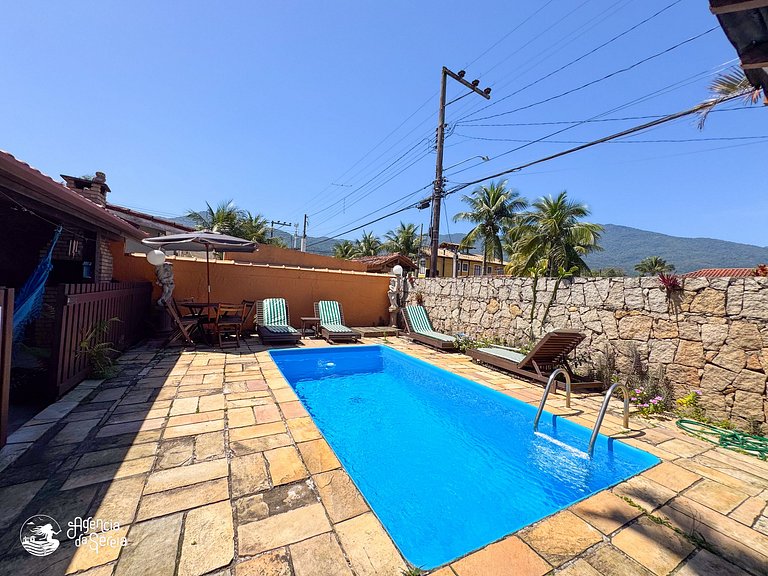 Casa c piscina e churrasqueira, 200m Praia Perequê