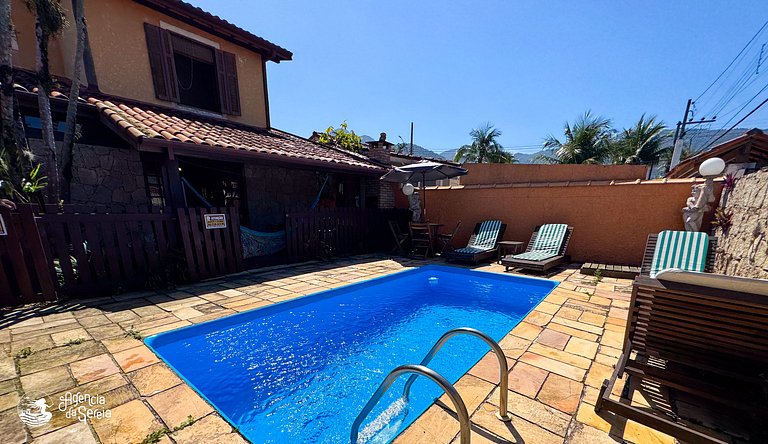 Casa c piscina e churrasqueira, 200m Praia Perequê