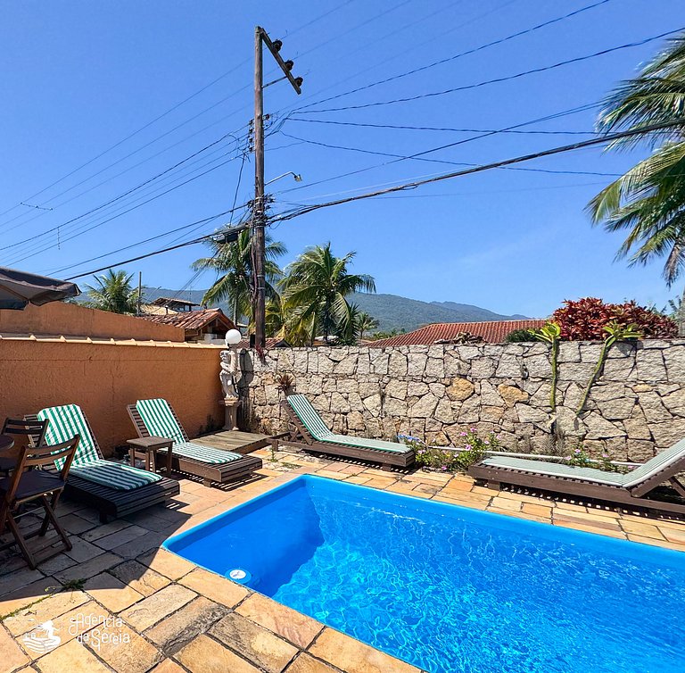 Casa c piscina e churrasqueira, 200m Praia Perequê