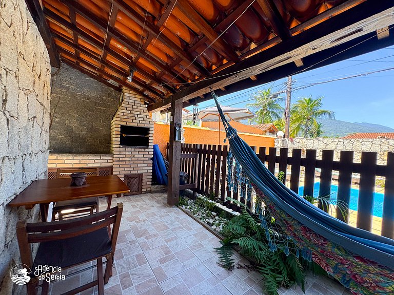 Casa c piscina e churrasqueira, 200m Praia Perequê