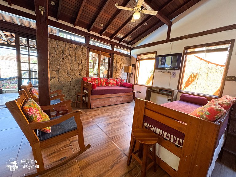 Casa c piscina e churrasqueira, 200m Praia Perequê