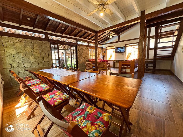 Casa c piscina e churrasqueira, 200m Praia Perequê