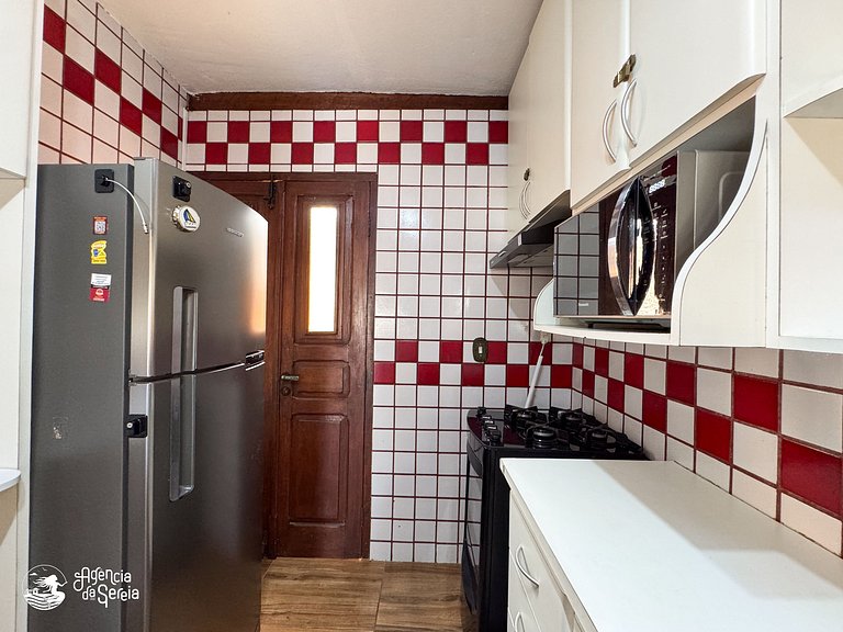 Casa c piscina e churrasqueira, 200m Praia Perequê