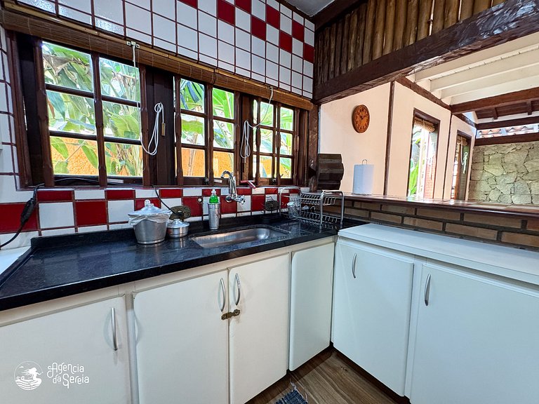 Casa c piscina e churrasqueira, 200m Praia Perequê