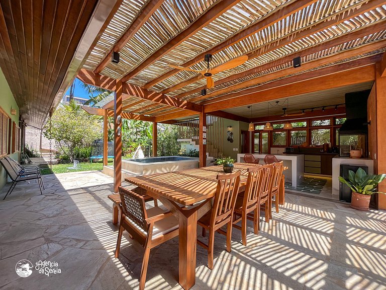 Casa c piscina e jardim a 150m da praia Itaguaçu