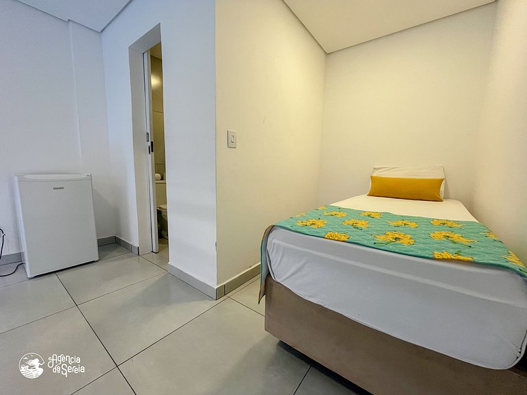 Suíte para 3 c/ piscina no condomínio e 500m praia