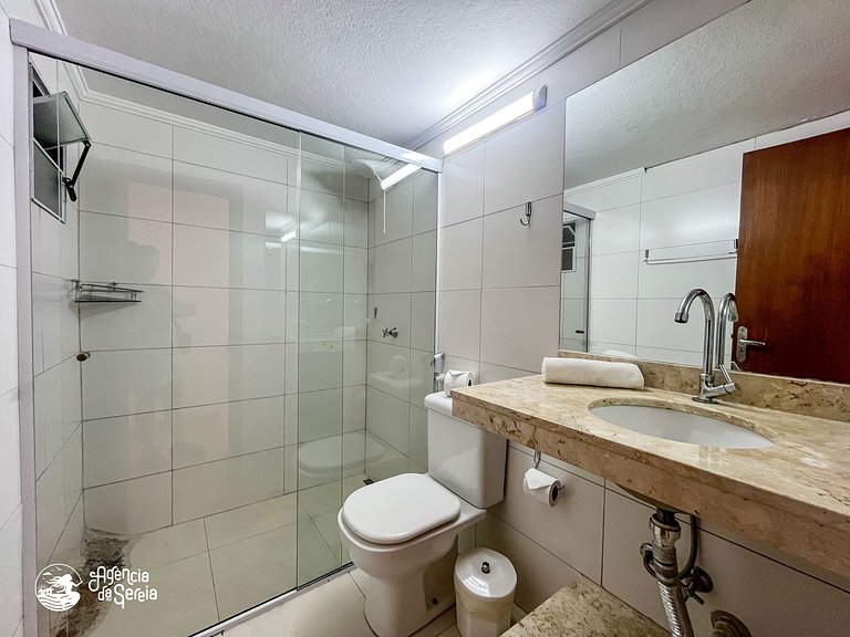 Suíte casal c/ piscina no condomínio, a 500m praia