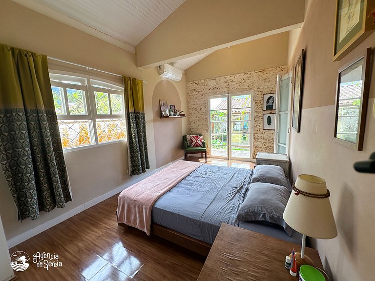 Casa aconchegante c jardim na região central