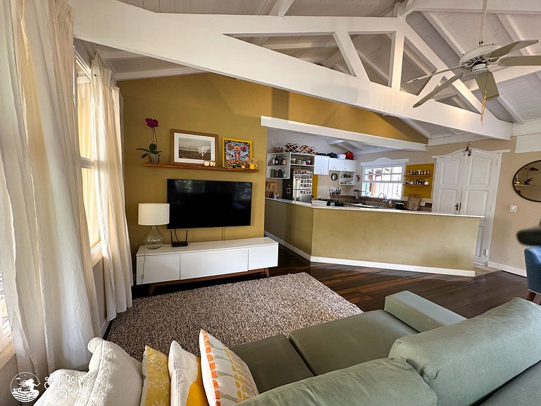 Casa aconchegante c jardim na região central