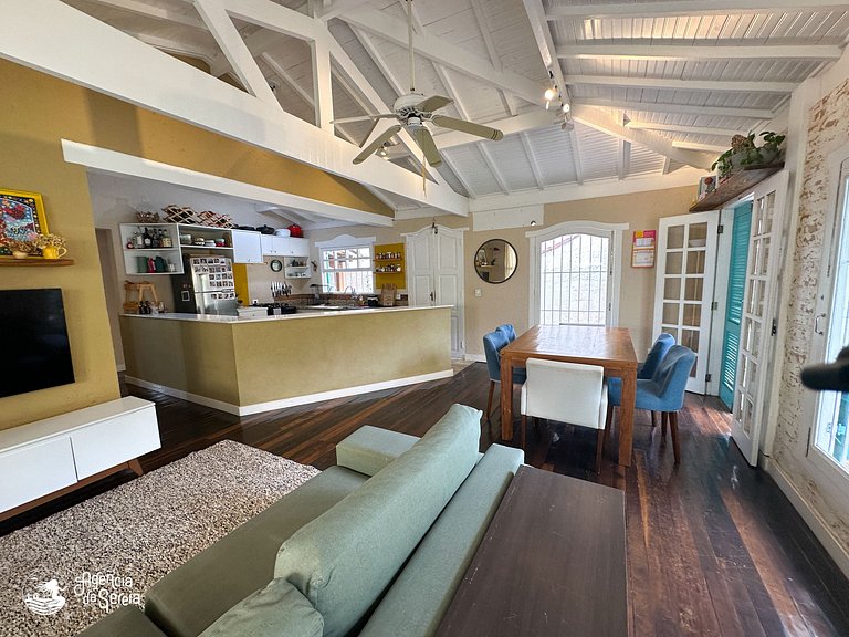 Casa aconchegante c jardim na região central