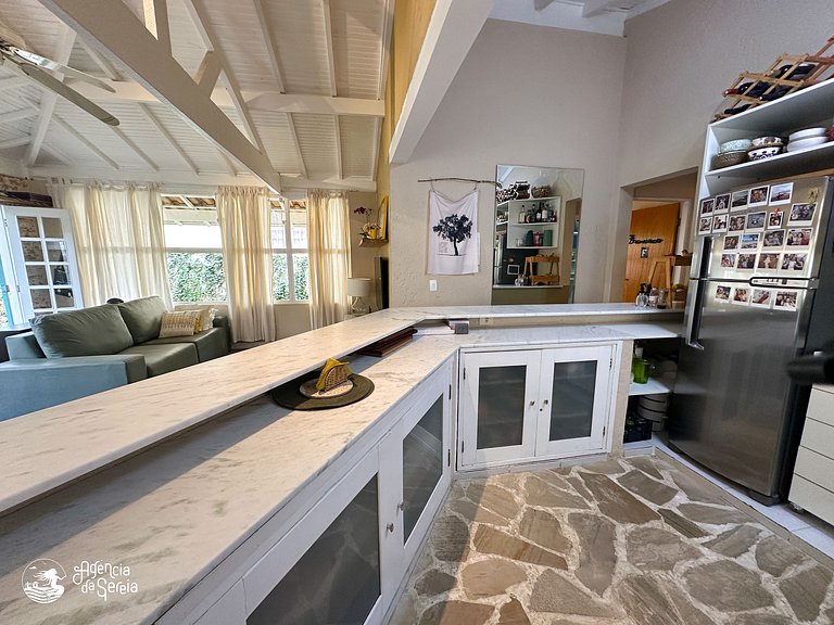 Casa aconchegante c jardim na região central