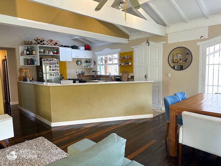 Casa aconchegante c jardim na região central