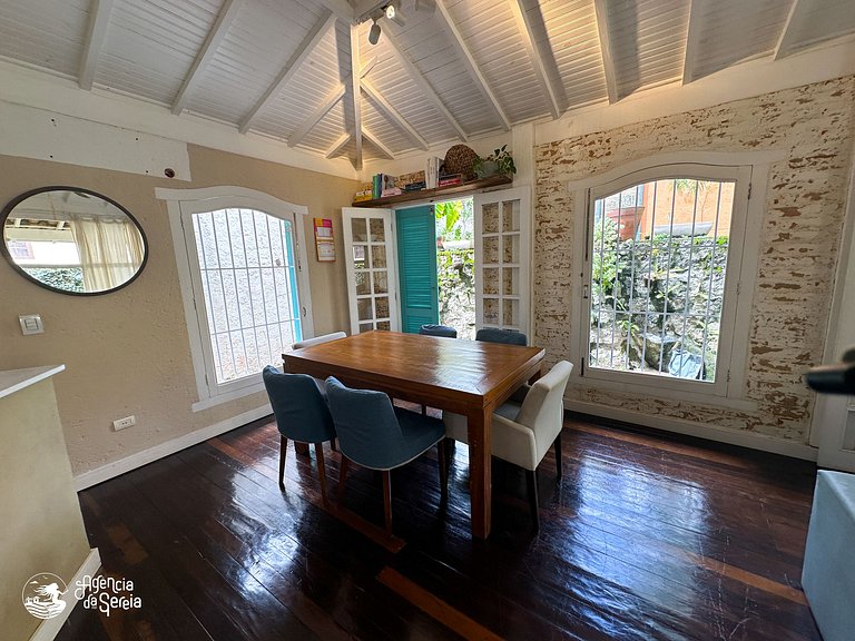 Casa aconchegante c jardim na região central