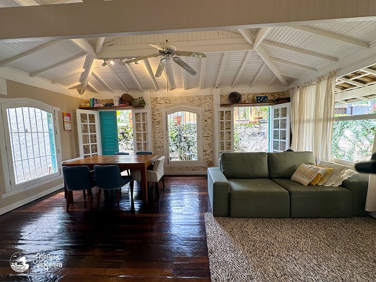 Casa aconchegante c jardim na região central