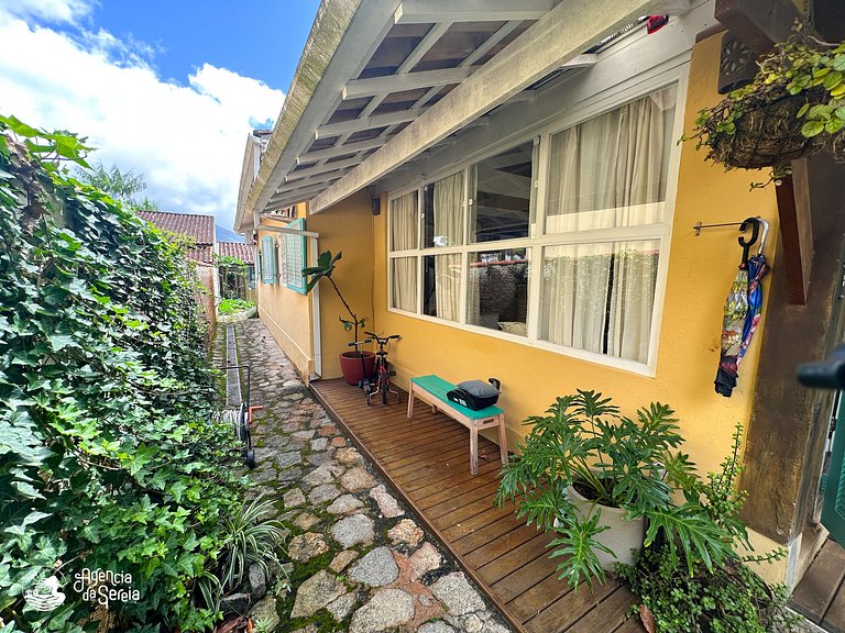 Casa aconchegante c jardim na região central