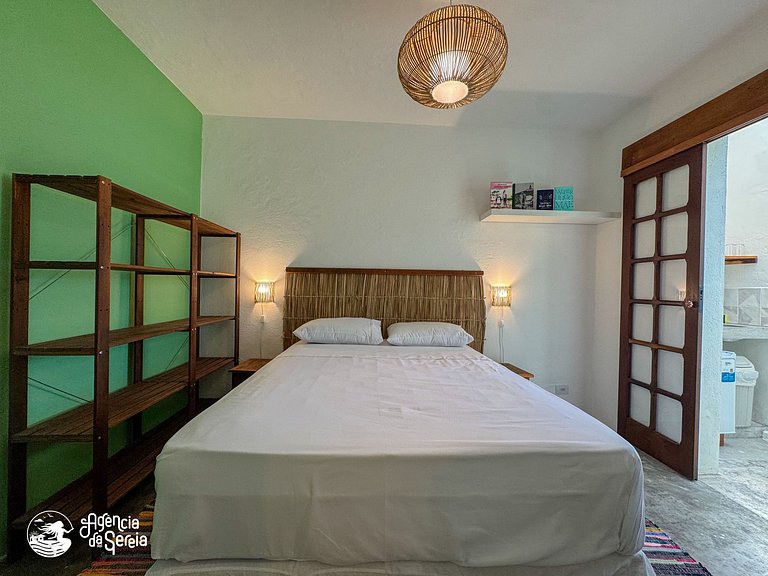 Chalé literário para casal, 150m da praia Perequê