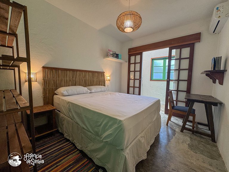 Chalé literário para casal, 150m da praia Perequê