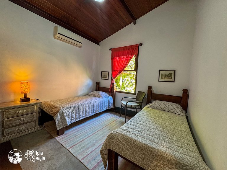 Casa c/ piscina em cond. pé na areia na Feiticeira