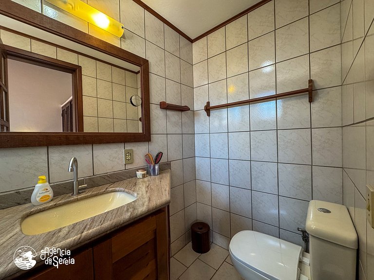 Casa com piscina em condomínio beira-mar