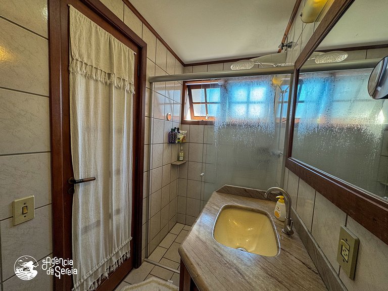 Praia da Feiticeira: casa em condomínio beira-mar