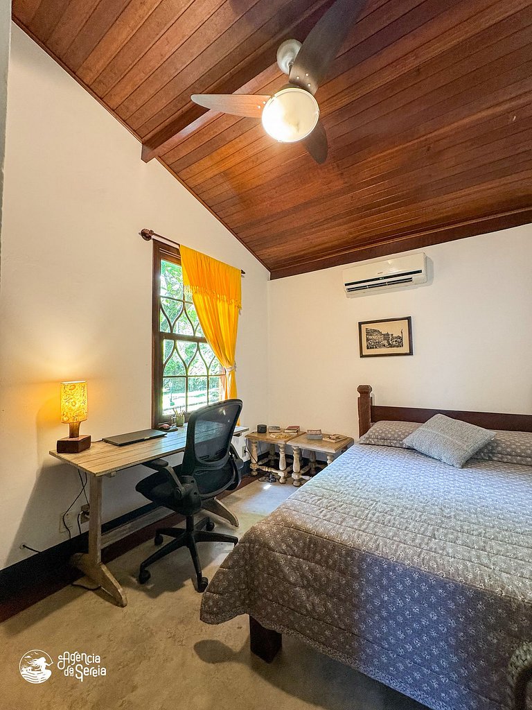 Casa com piscina em condomínio beira-mar