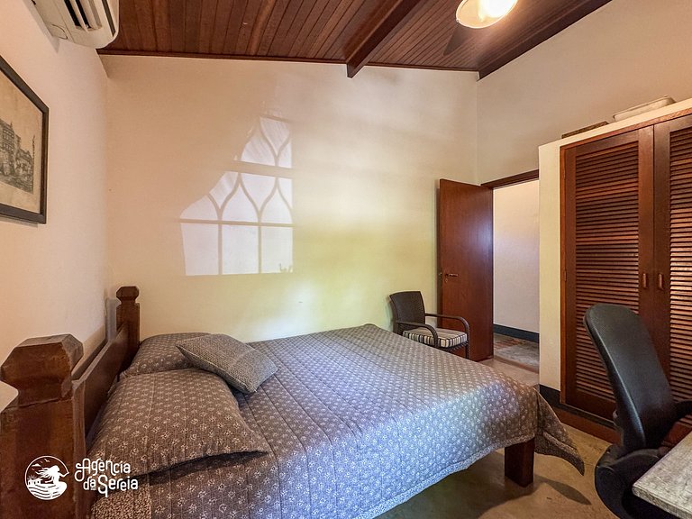 Casa com piscina em condomínio beira-mar