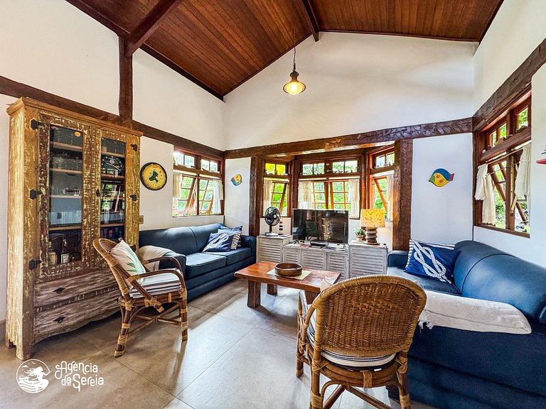 Casa com piscina em condomínio beira-mar