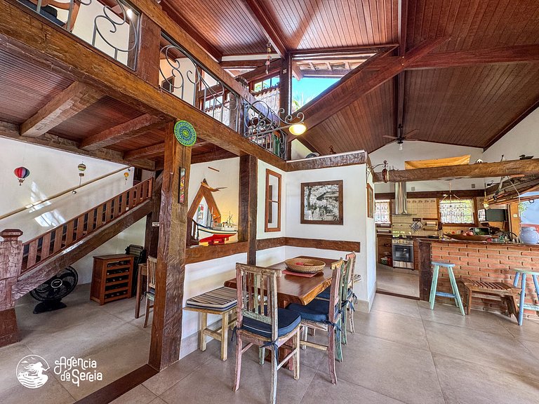 Casa com piscina em condomínio beira-mar