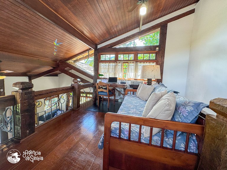 Casa com piscina em condomínio beira-mar