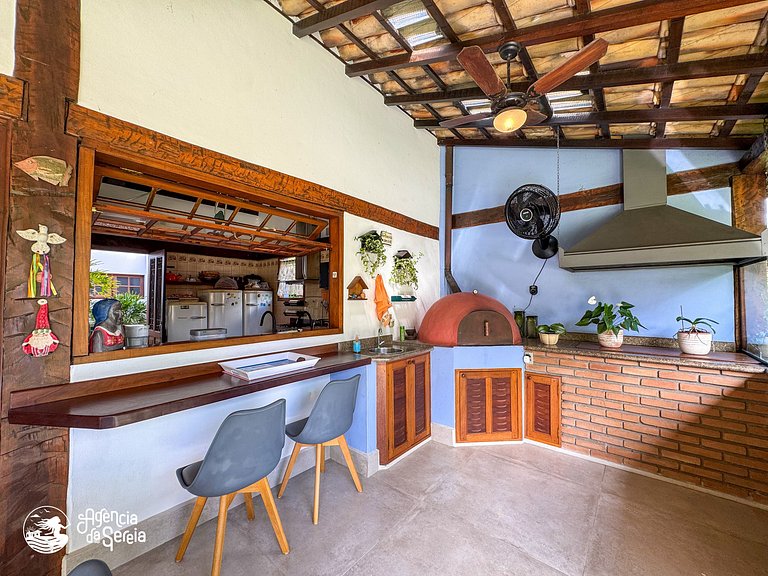 Casa com piscina em condomínio beira-mar