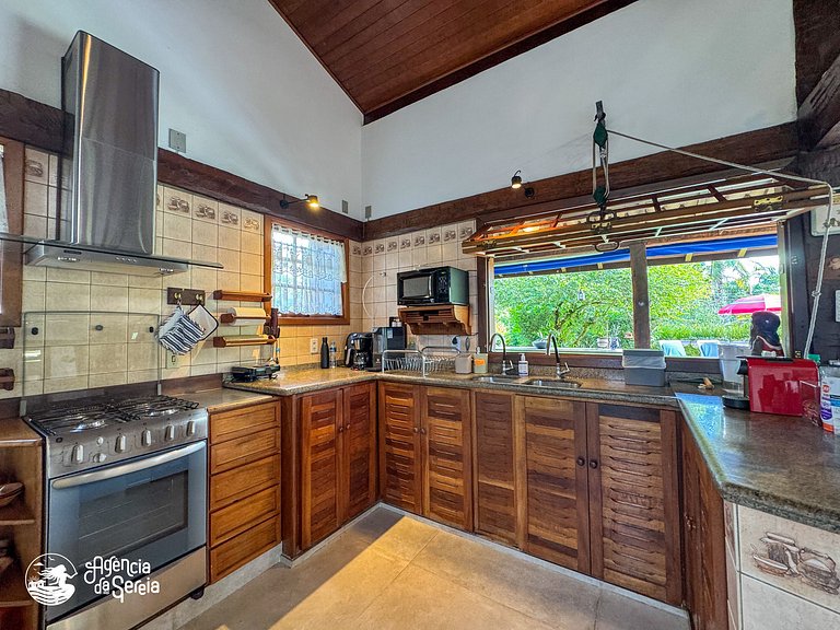 Casa c/ piscina em cond. pé na areia na Feiticeira