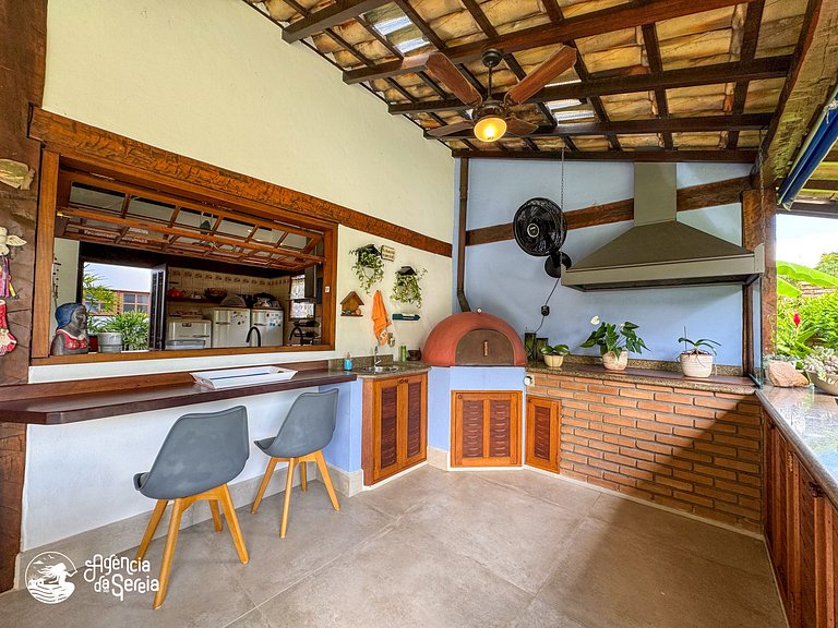 Casa com piscina em condomínio beira-mar