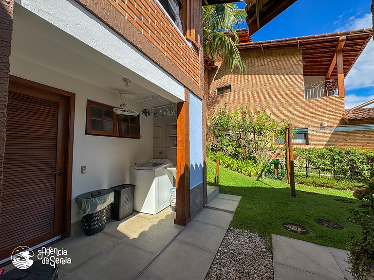 Casa com piscina em condomínio beira-mar