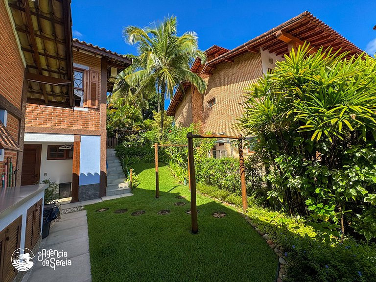 Casa c/ piscina em cond. pé na areia na Feiticeira