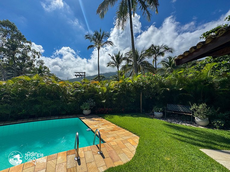 Casa com piscina em condomínio beira-mar