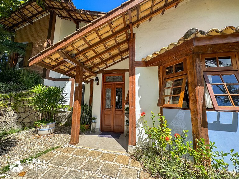 Casa com piscina em condomínio beira-mar