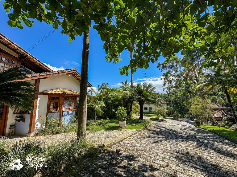 Casa c/ piscina em cond. pé na areia na Feiticeira