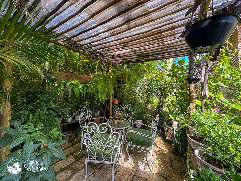 Casa com piscina em condomínio beira-mar