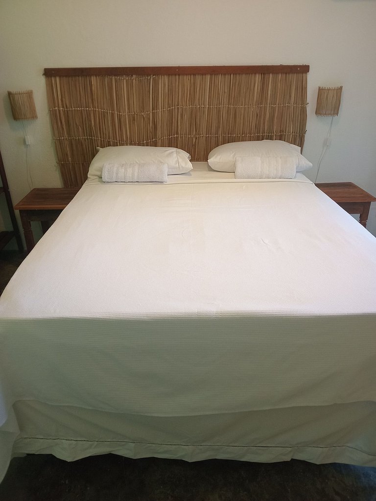 Chalé literário para casal, 150m da praia Perequê