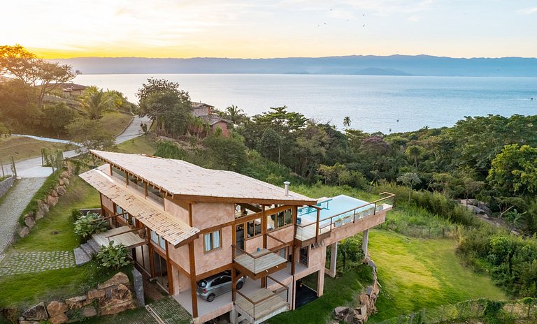 Casa com vista e piscina infinita, 450m da praia