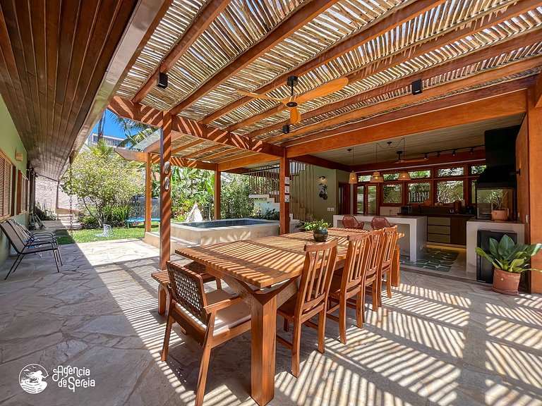 Casa c/ hidro em Ilhabela a poucos metros da praia