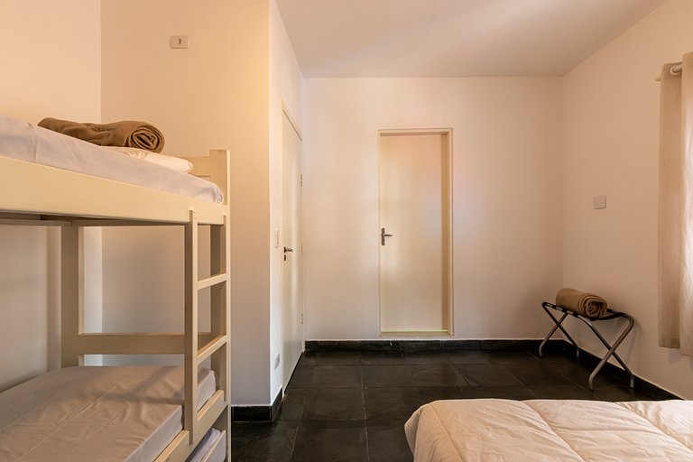 Casa com piscina compartilhada a 700m praia Curral