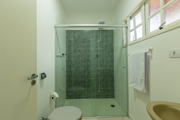 Casa com piscina compartilhada a 700m praia Curral