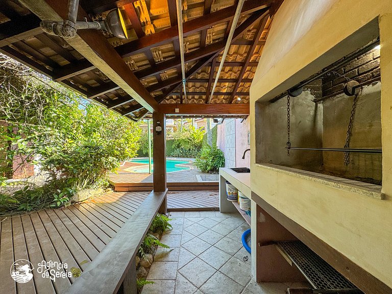 Casa com piscina perto praia do Engenho e da Vila