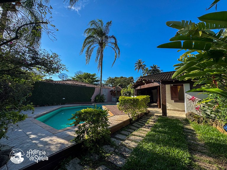 Casa com piscina perto praia do Engenho e da Vila